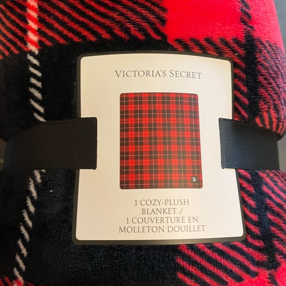 NWT beautiful plaid. Perfect gift!!!! Victorias secret plaid sherpa blanket - Picture 1 of 3
